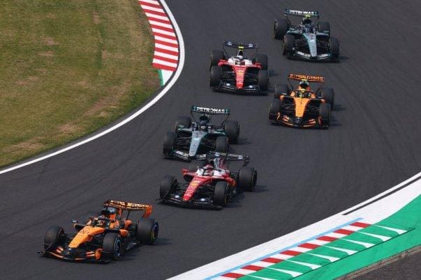 Mercedes F1 aracı kalkış anında, Mercedes'in F1 startları çalışmaları sürüyor