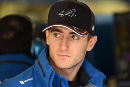 Jack Doohan ELMS Serisi için yarış aracında, kaskıyla piste bakıyor