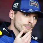 Max Verstappen'in kasklı portresi, Red Bull aracıyla yarışa hazırlanıyor