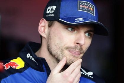 Max Verstappen'in kasklı portresi, Red Bull aracıyla yarışa hazırlanıyor