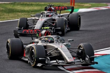 Audi F1 aracı pistte, Audi F1 sorunu çözülmeye çalışılıyor.
