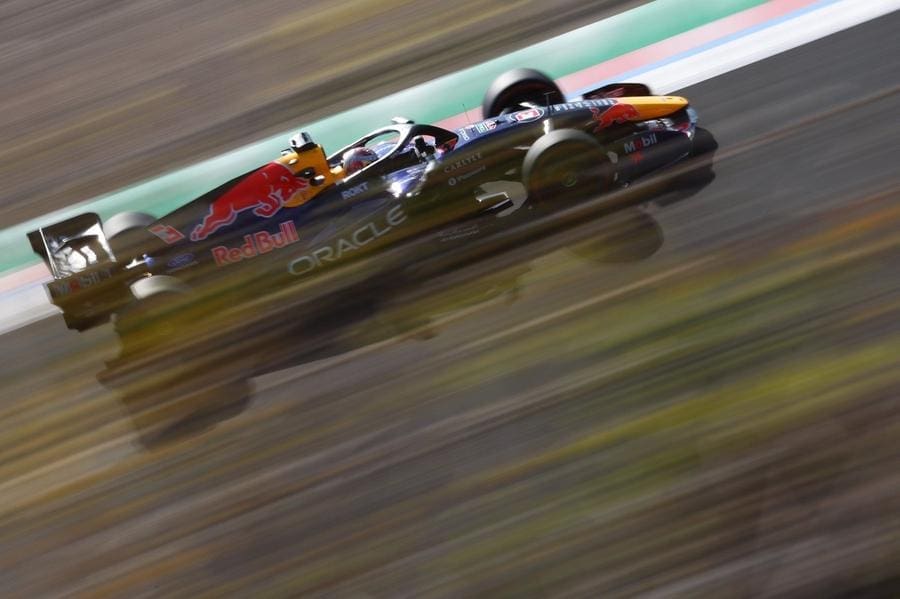 Red Bull pilotu Max Verstappen, düzlük performansı için mücadele ediyor.