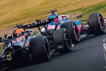 Max Verstappen, Japonya GP'sinde Red Bull RB22 aracıyla mücadele ederken