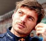 Max Verstappen yarış aracında, aksiyon dolu an. Verstappen'i Tutmak.