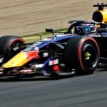 Red Bull pilotu Max Verstappen, Miami Grand Prix'si öncesinde aracını inceliyor