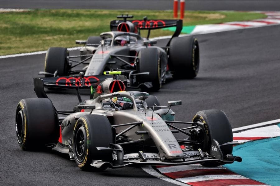 Audi F1 Takımı aracı pistte, yarış iptalleri sonrası strateji toplantısı
