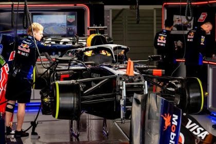 Red Bull Formula 1 aracı pistte yarışırken, 2026 sezonu endişeleriyle