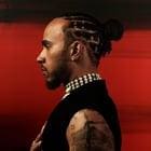 Lewis Hamilton Another Man çekiminden bir kare. Stil ikonu pilot pozlarıyla dikkat çekiyor.