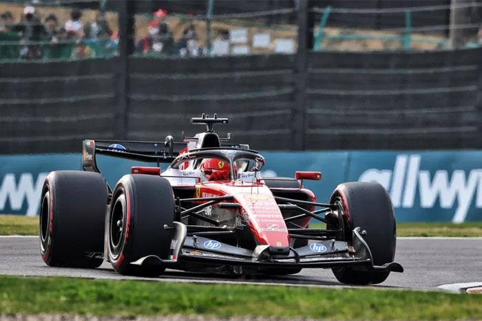Charles Leclerc Japonya GP'sinde Ferrari'siyle sürüş yaparken, Ferrari motor gücü ön plana çıkıyor