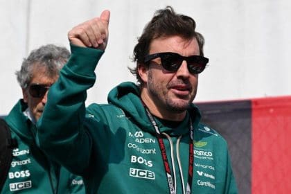 Fernando Alonso'nun bebeği için tasarlanan kişiye özel padok giriş kartı detayı.