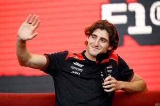 Jack Doohan Ferrari WEC için test sürüşünde, yarış arabasıyla pistte.