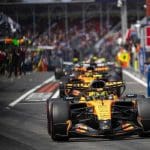 Yeni F1 araçları pistte aksiyon halinde, ön kanat detayları görülüyor