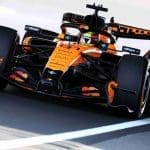 Oscar Piastri Japonya GP'sinde aracını sürerken, Piastri'den Russell'a üstün direnç gösterdi