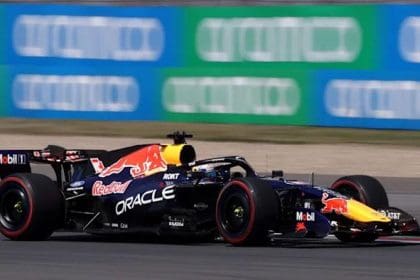 Max Verstappen Çin GP'si antrenmanlarında, Red Bull Enerji Yönetimi tartışılıyor
