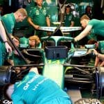 Fernando Alonso, Aston Martin garajında 2026 aracı başında, Aston Martin'de sorunlar