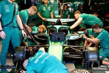 Fernando Alonso, Aston Martin garajında 2026 aracı başında, Aston Martin'de sorunlar