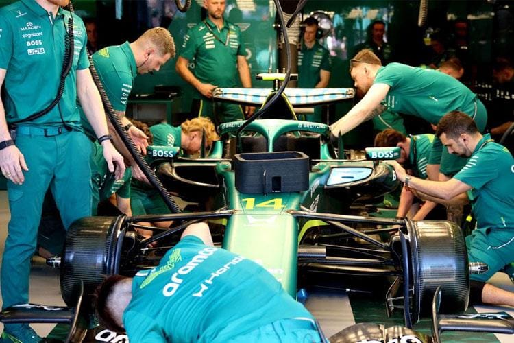 Fernando Alonso, Aston Martin garajında 2026 aracı başında, Aston Martin'de sorunlar