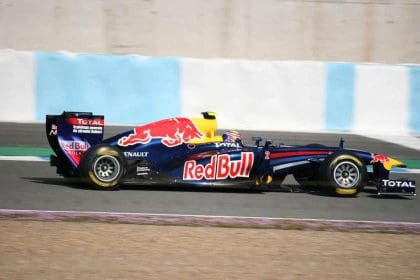 Sebastian Vettel'in şampiyon aracı Red Bull RB7 pistlere geri dönüyor, 125 karakter max