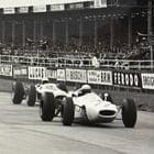 Bernard Cahier'in 1965 British Grand Prix fotoğrafı: Richie Ginther Honda'sıyla önde