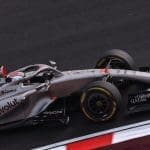 Audi F1 aracı pistte test sürüşü yaparken