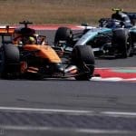 McLaren F1 aracı pistte, Mercedes motor bilgisi desteğiyle hızla ilerliyor. 125 karakter max