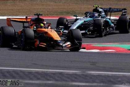 McLaren F1 aracı pistte, Mercedes motor bilgisi desteğiyle hızla ilerliyor. 125 karakter max