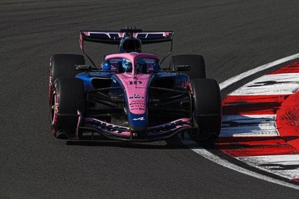Pierre Gasly Alpine aracıyla pistte, Yeni F1 düzenlemeleri hakkında konuşuyor