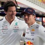 Max Verstappen'in Red Bull aracıyla yarıştığı an, Toto Wolff endişeli bakışlarla izliyor.