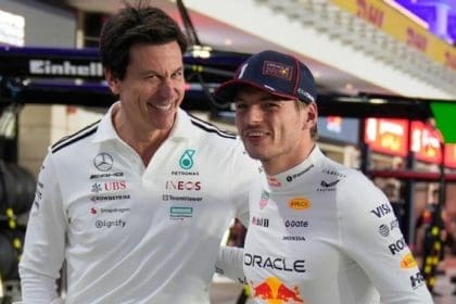 Max Verstappen'in Red Bull aracıyla yarıştığı an, Toto Wolff endişeli bakışlarla izliyor.