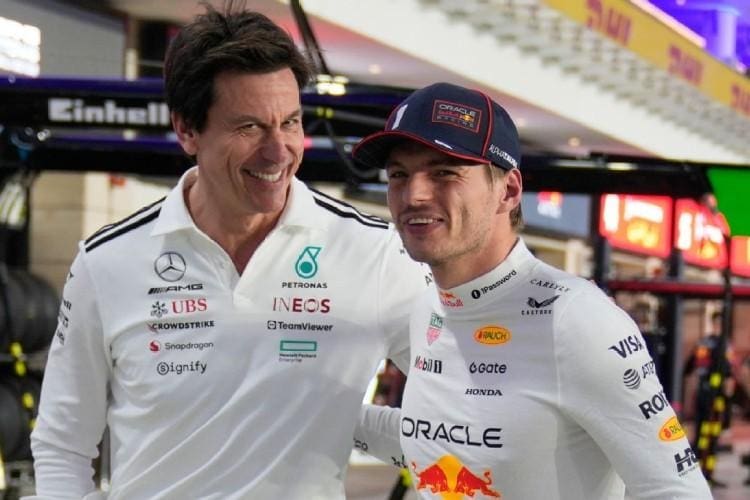 Max Verstappen'in Red Bull aracıyla yarıştığı an, Toto Wolff endişeli bakışlarla izliyor.