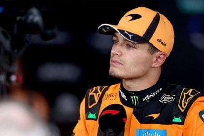 Lando Norris McLaren aracıyla pistte, Formula 1 eleştirisi yapıyor