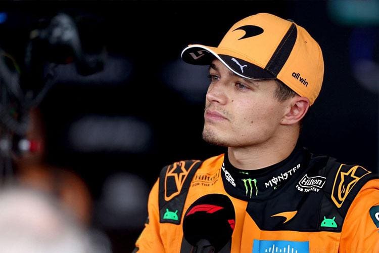 Lando Norris McLaren aracıyla pistte, Formula 1 eleştirisi yapıyor
