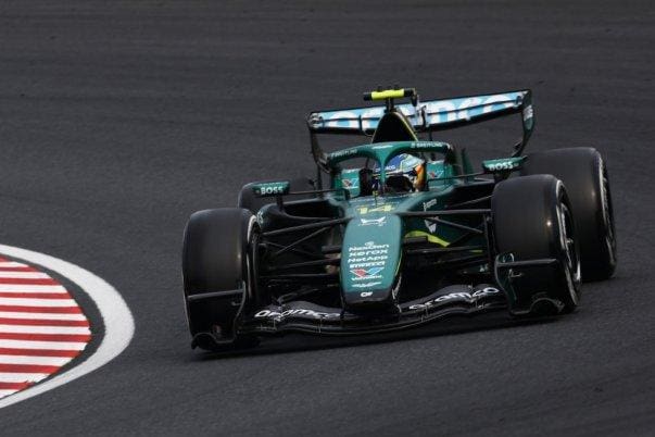 Fernando Alonso, AMR26 güncellemeleri hakkında konuşurken, Aston Martin garajında