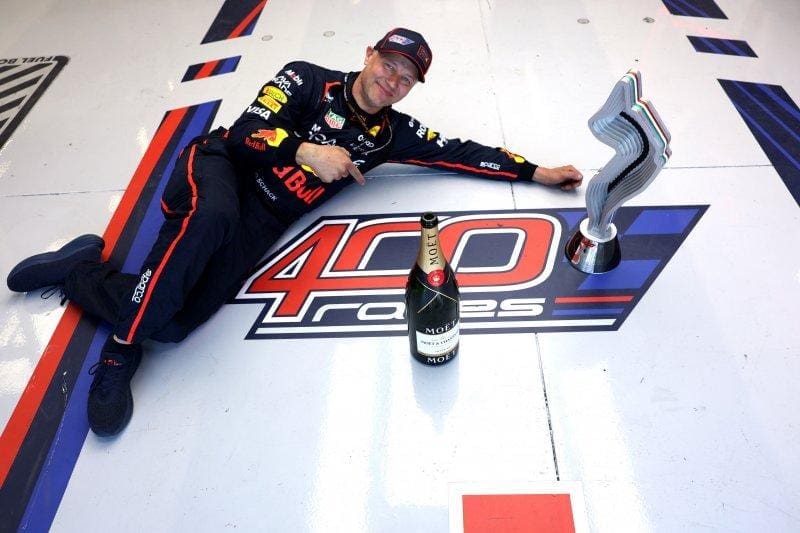 Max Verstappen'in aracına eğilmiş, notlar alan bir Red Bull mühendisi, 125 karakter max