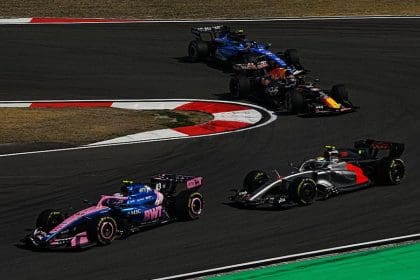 Formula 1 araçları pistte yarışırken, bütçe farkı rekabeti etkiliyor