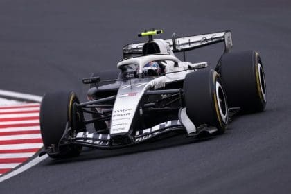 Cadillac F1 Takımı aracı pistte, daha fazla downforce için test sürüşünde