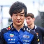 Yuki Tsunoda F1 aracıyla pistte, aksiyon dolu bir yarış anı