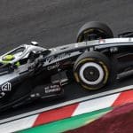 Cadillac F1 aracı pistte, düşük downforce ayarları dikkat çekiyor.