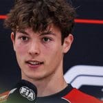 Oliver Bearman Japonya GP'sinde basın toplantısında konuşuyor, Haas pilotu, 125 karakter max