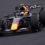 Red Bull RB22 aracı ve Isack Hadjar'ın pist üstündeki görüntüsü. Kötü şasi iddiaları gölgesinde.