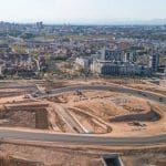 Madrid F1 Yarışı pistinin kuşbakışı görseli, heyecan verici virajlar ve şehir manzarasıyla