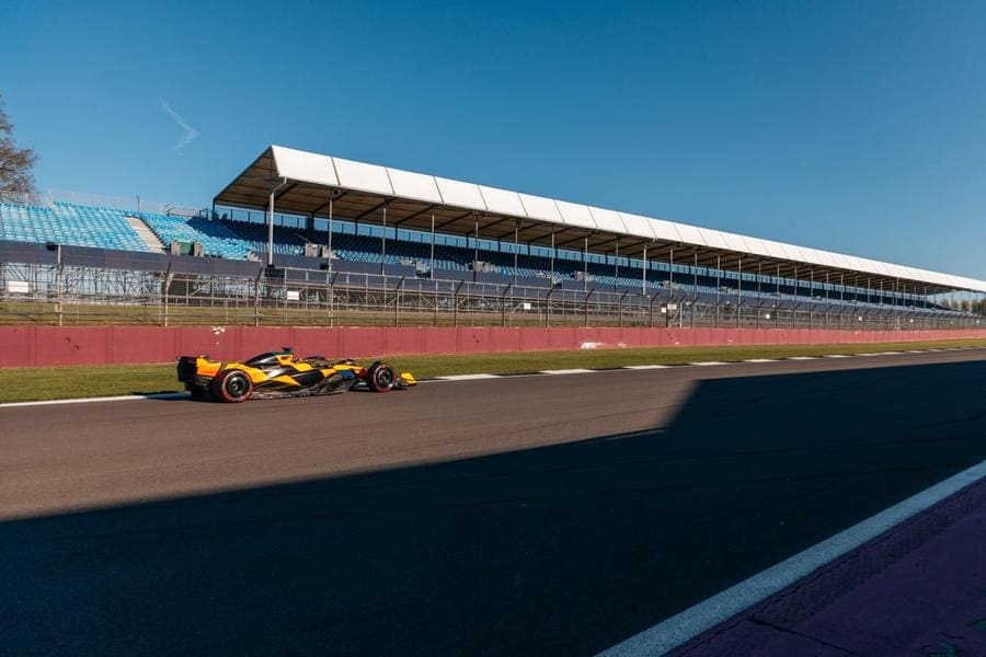 Leonardo Fornaroli, McLaren F1 Testi sırasında Silverstone pistinde