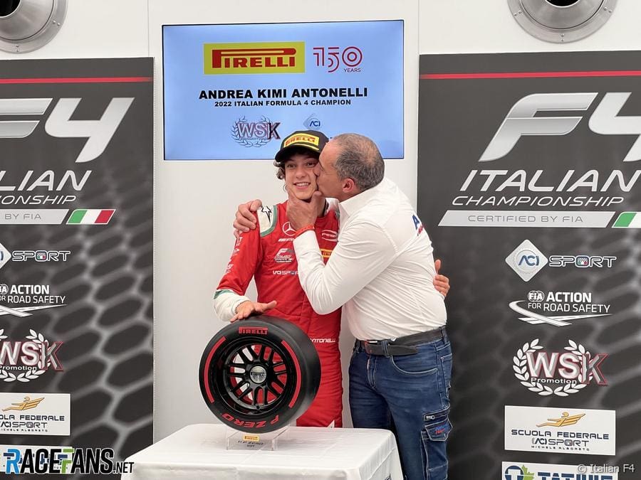Andrea Kimi Antonelli F1 aracıyla pistte yarışırken, Antonelli F1 Kariyeri için önemli bir an.