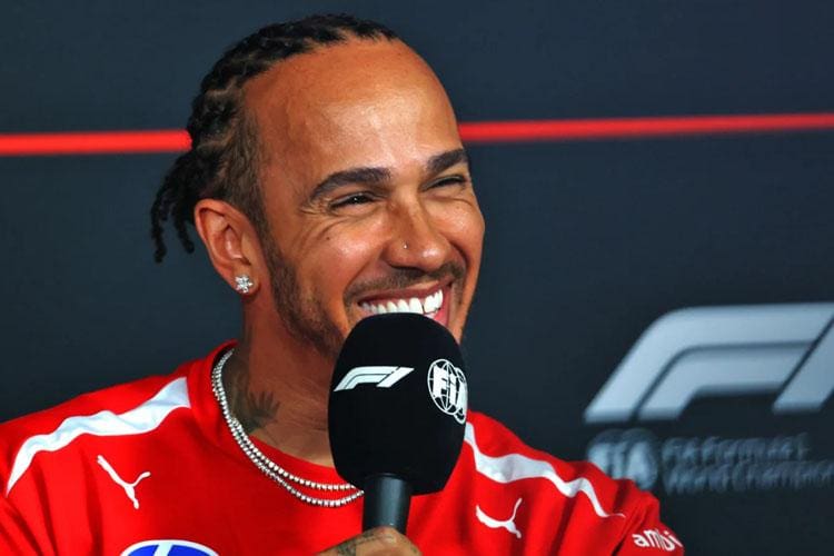 Lewis Hamilton, Ferrari renkleriyle F1 2026 motorları hakkında konuşuyor.