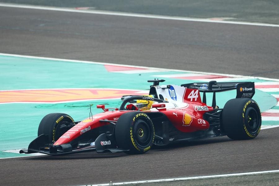 Ferrari F1 aracı Fiorano pistinde test sürüşünde