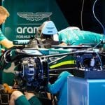 Aston Martin F1 aracı, pit alanında, krizden çıkış planı umutları ile bekliyor