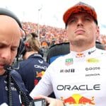 Max Verstappen ve yarış mühendisi Gianpiero Lambiase, Red Bull garajında