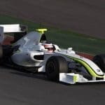 Jenson Button, Brawn GP aracıyla 2009'da şampiyonluğa koşarken, Brawn GP mucizesini simgeliyor.