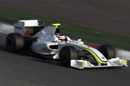 Jenson Button, Brawn GP aracıyla 2009'da şampiyonluğa koşarken, Brawn GP mucizesini simgeliyor.