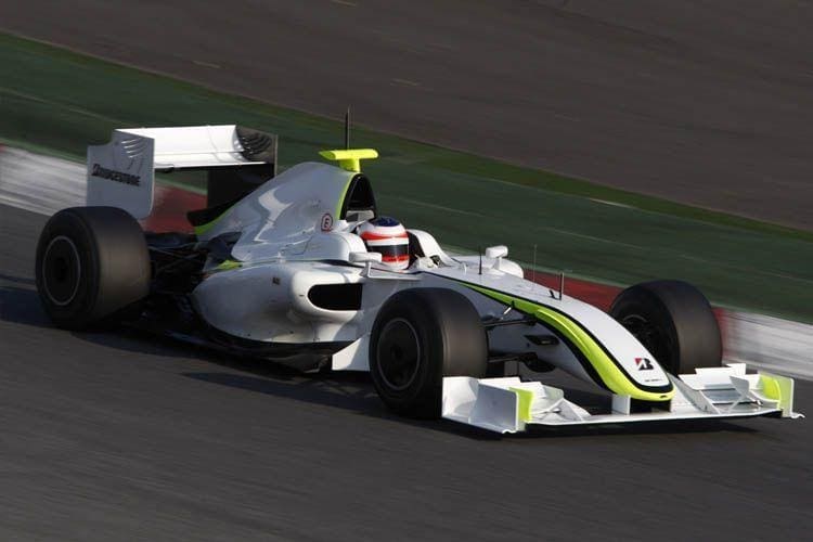Jenson Button, Brawn GP aracıyla 2009'da şampiyonluğa koşarken, Brawn GP mucizesini simgeliyor.